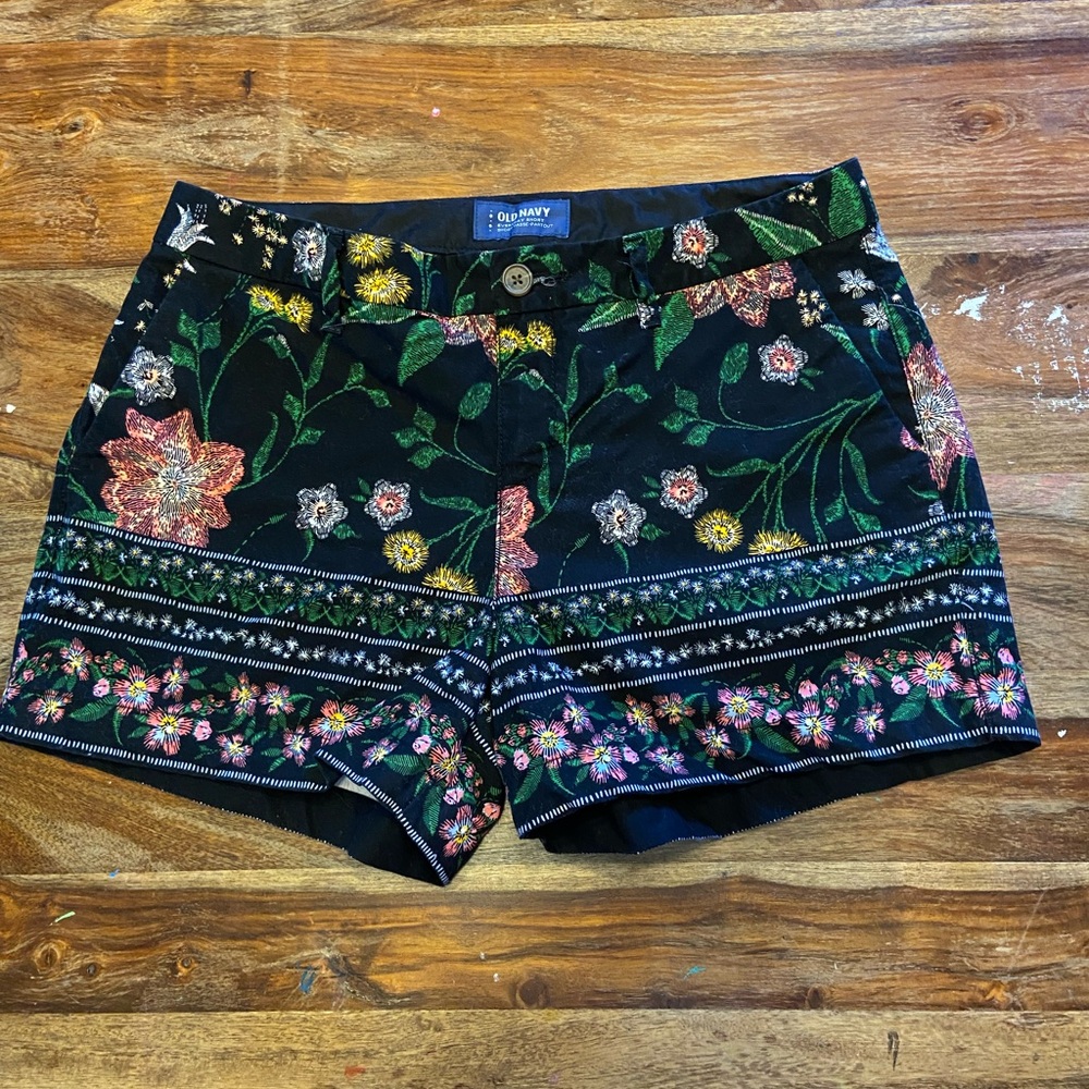 Old Navy Blue Floral Women Everyday Shorts size 6 with 4 pockets